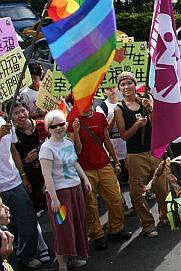 Queen Two on Tun Hwa South Road on Taiwan Pride 2005 including a young lady with albinism as a participant